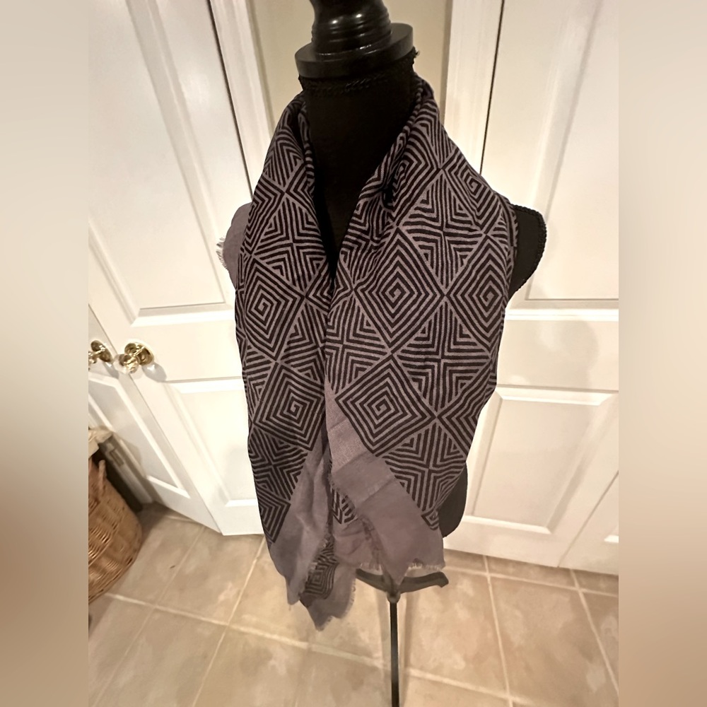 Echo vintage wool 100% Laine / gray and black.